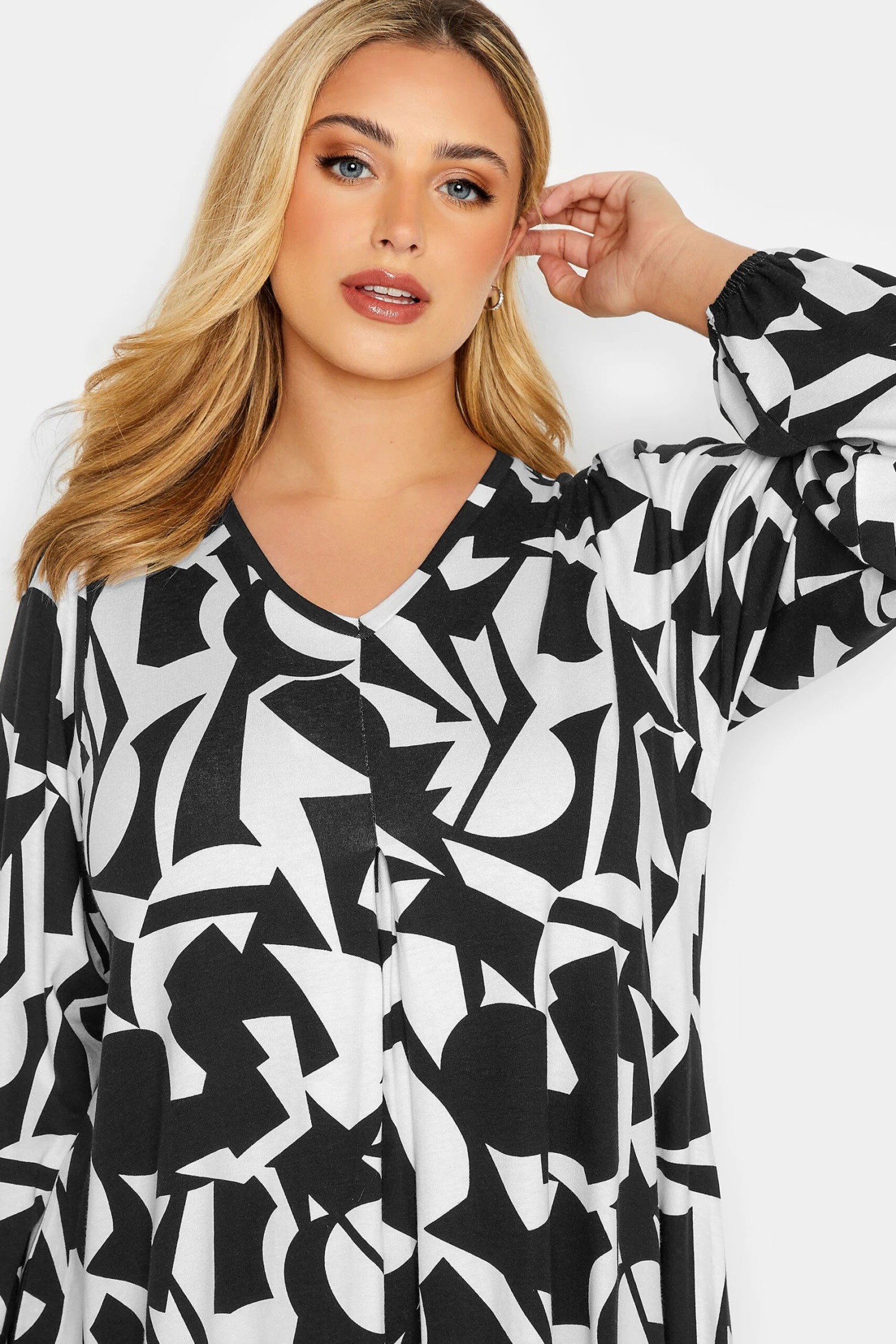 YOURS Curve Black & White Geometric Print Swing Top 5 YOURS Curve Black & White Geometric Print Swing Top - Image 3