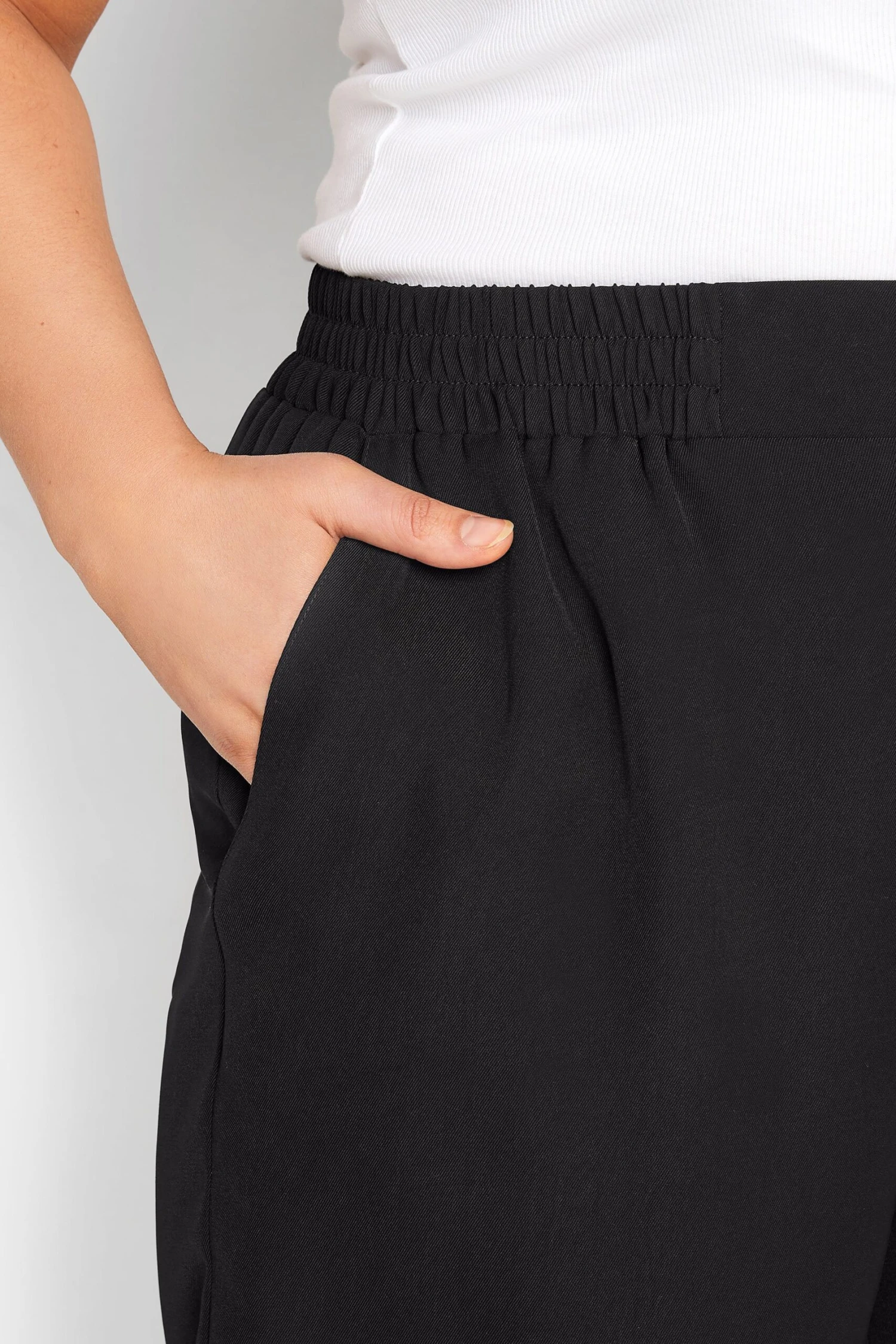 YOURS Curve Black Elasticated Waist Pull On Shorts 4 YOURS Curve Black Elasticated Waist Pull On Shorts - Image 2