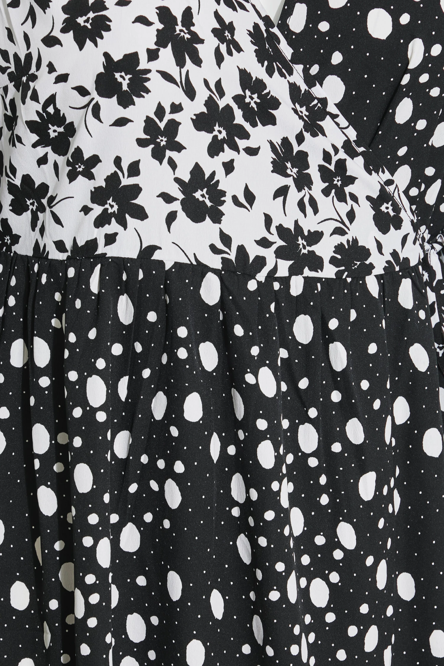 LIMITED COLLECTION Curve Black & White Floral Wrap Dress 6 LIMITED COLLECTION Curve Black & White Floral Wrap Dress - Image 4