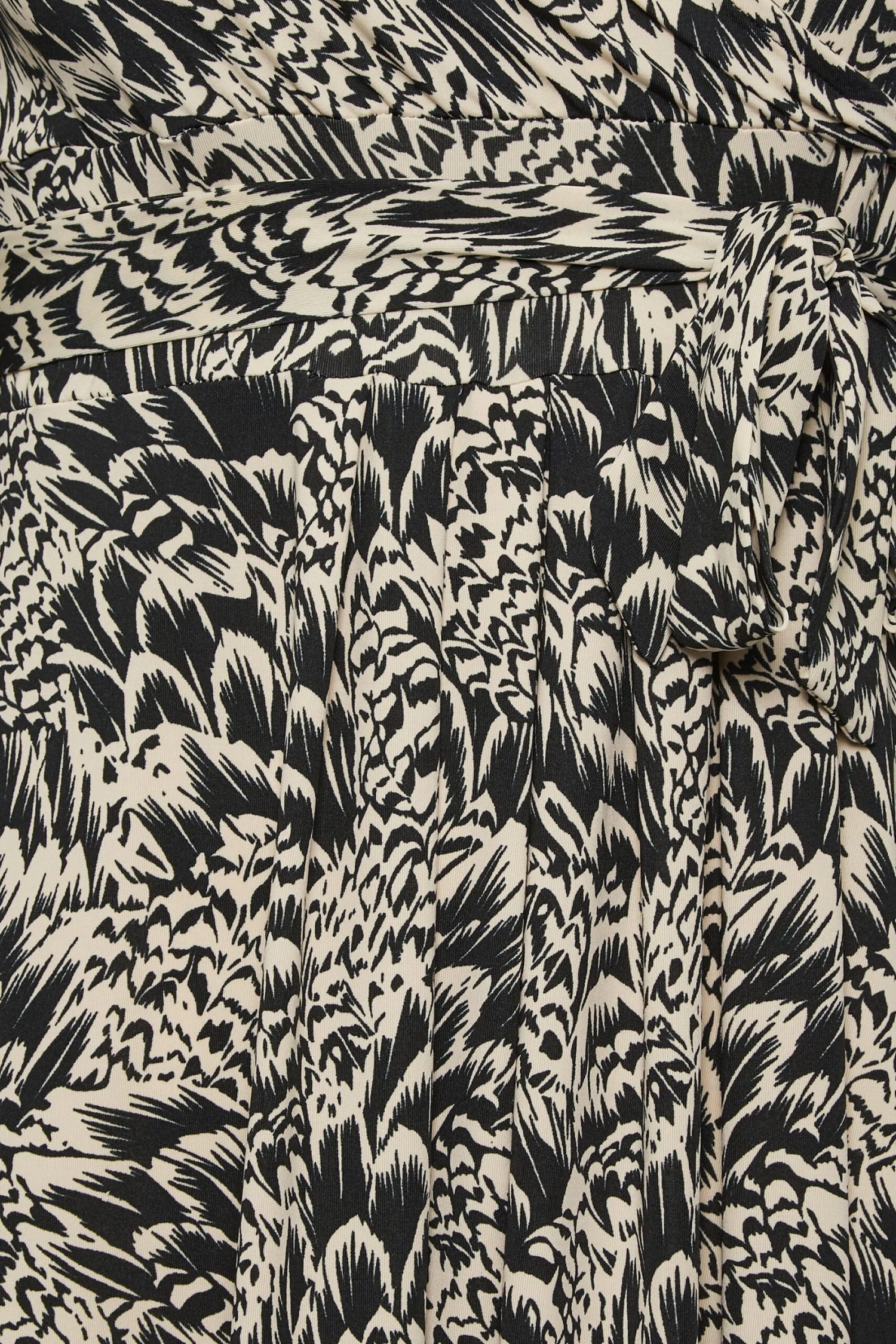 YOURS Curve Black & Beige Brown Abstract Floral V-Neck Maxi Dress 6 YOURS Curve Black & Beige Brown Abstract Floral V-Neck Maxi Dress - Image 4