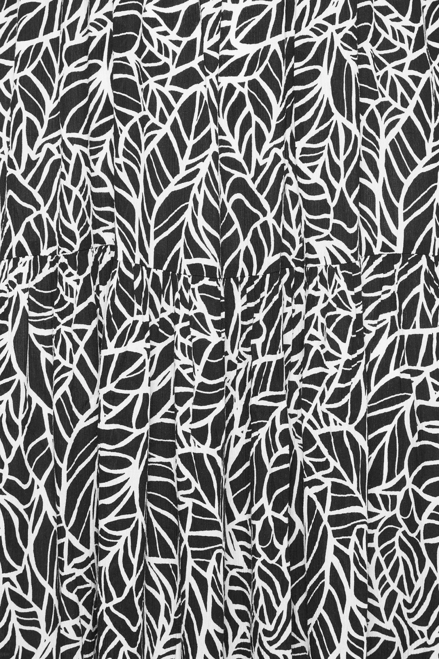 YOURS Curve Black Leaf Print Shirred Maxi Dress 6 YOURS Curve Black Leaf Print Shirred Maxi Dress - Image 4