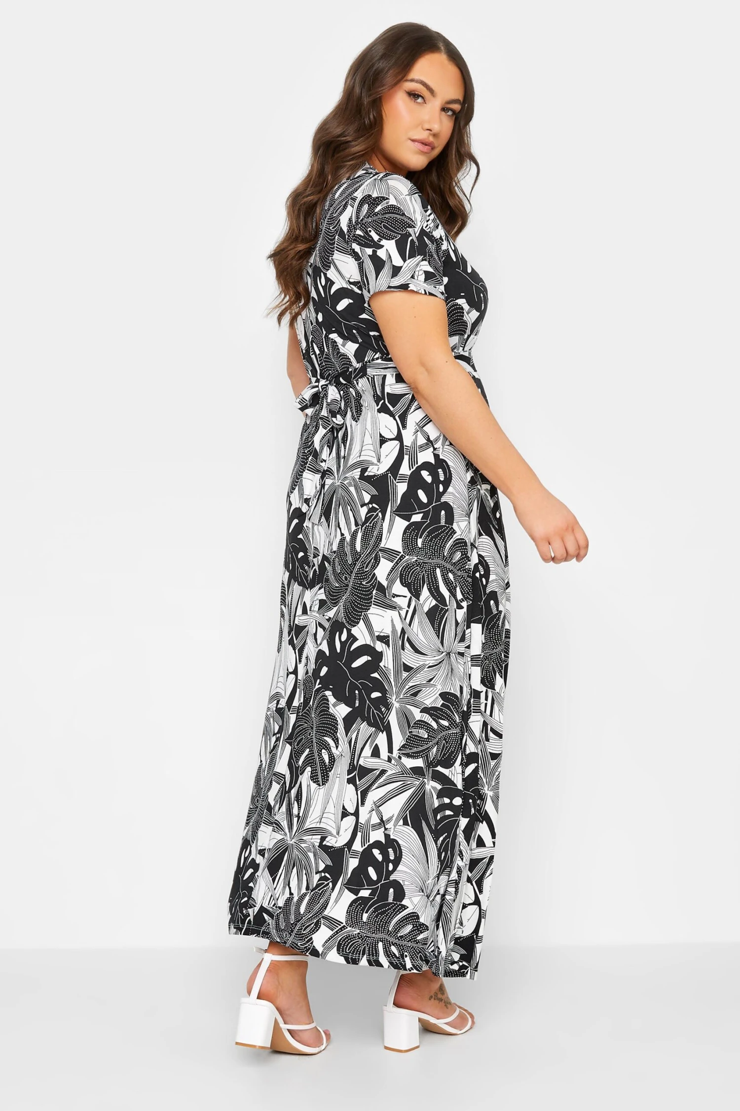 YOURS Curve Black & White Floral Leaf Print Front Tie Maxi Dress 4 YOURS Curve Black & White Floral Leaf Print Front Tie Maxi Dress - Image 2