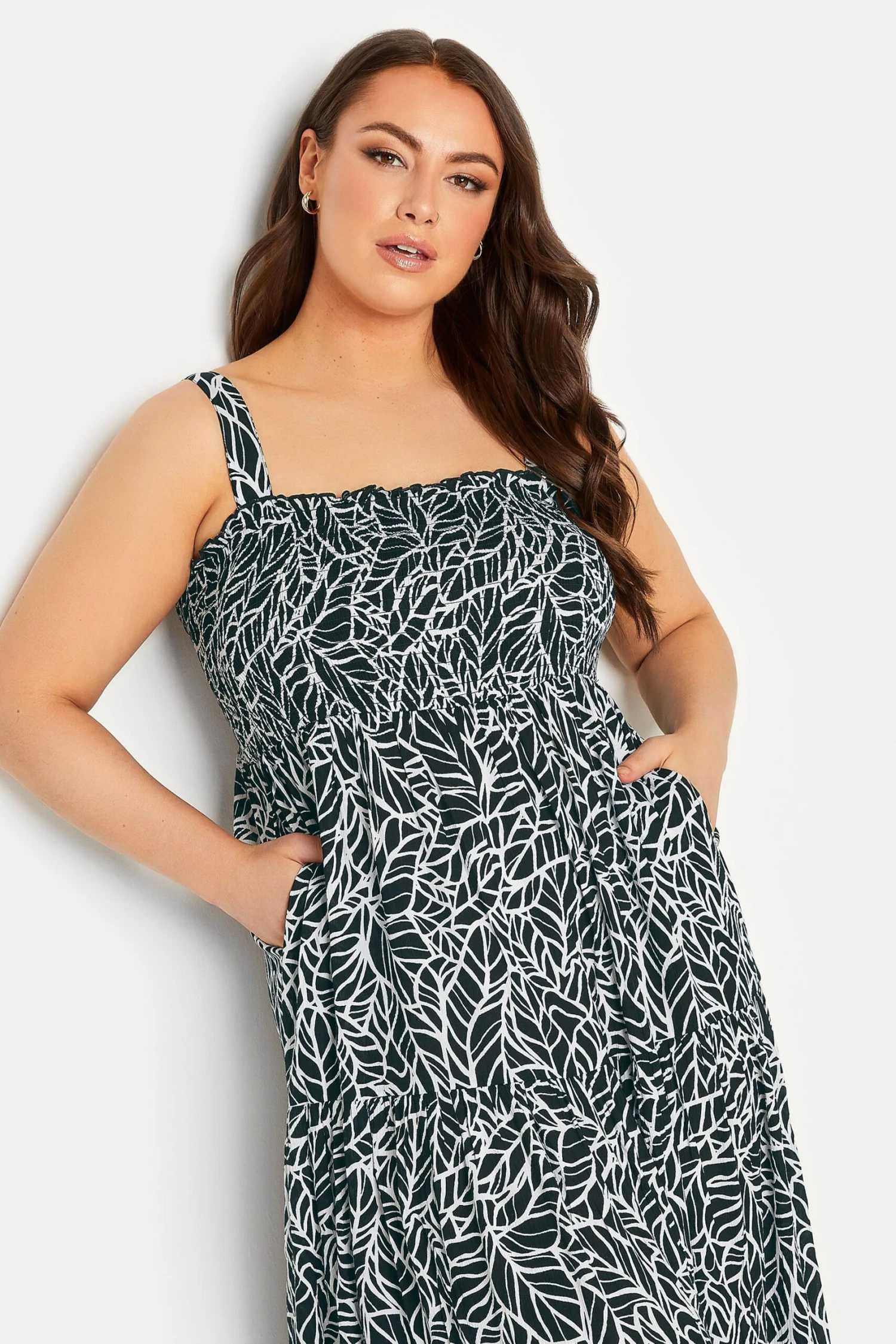YOURS Curve Black Leaf Print Shirred Maxi Dress 5 YOURS Curve Black Leaf Print Shirred Maxi Dress - Image 3